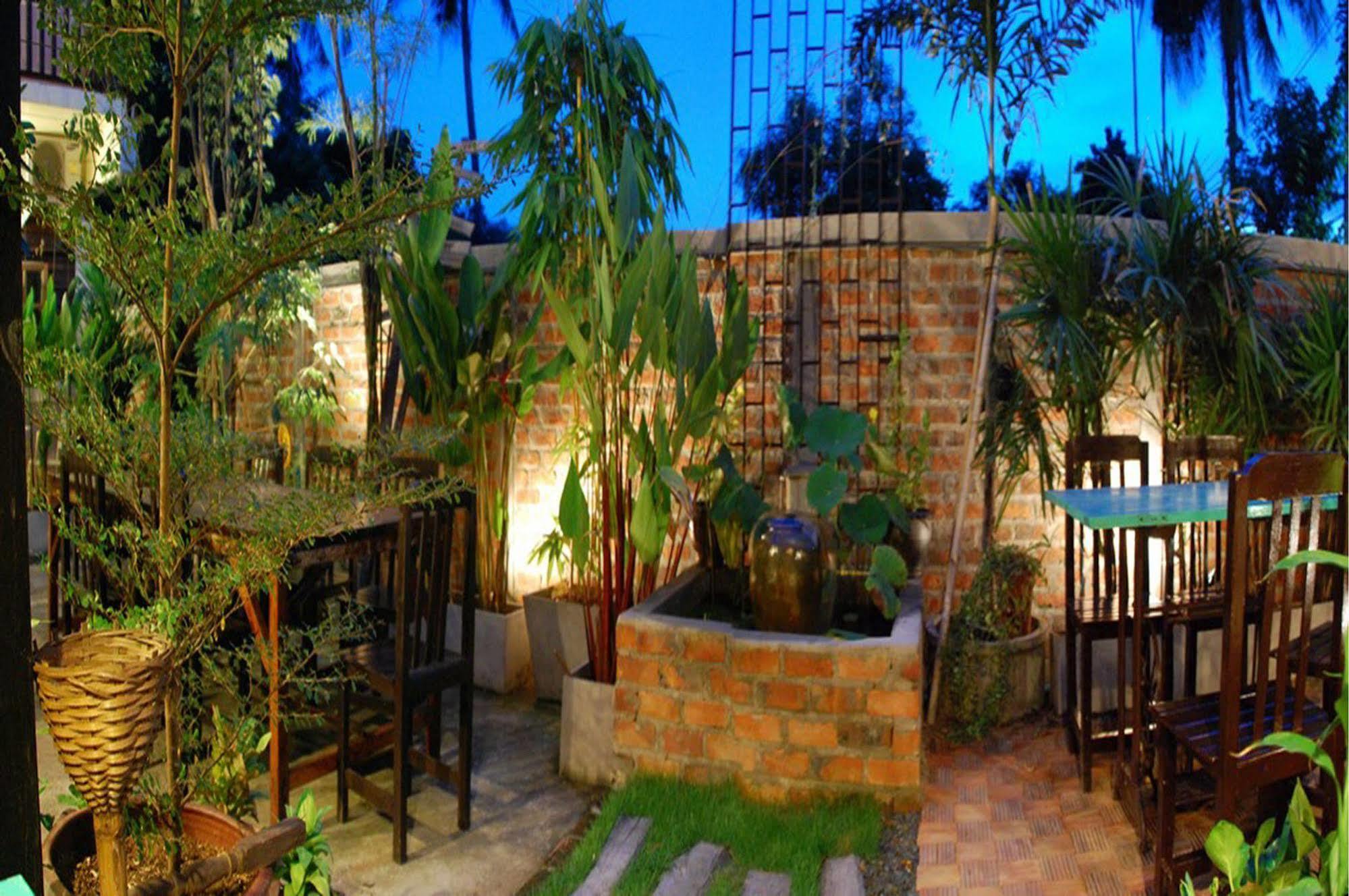 The Outside Inn Ubon Ratchathani Exterior photo
