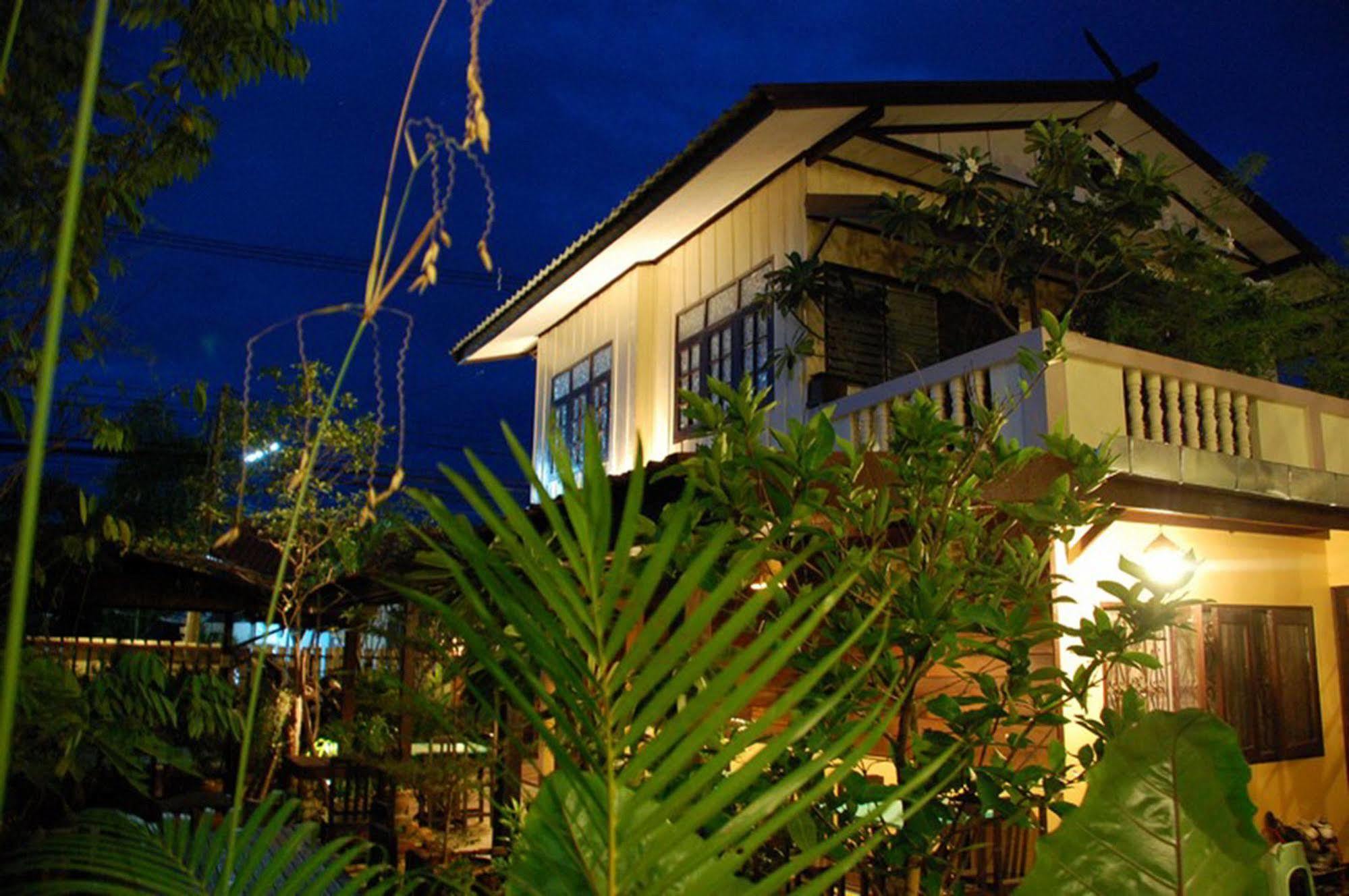 The Outside Inn Ubon Ratchathani Exterior photo